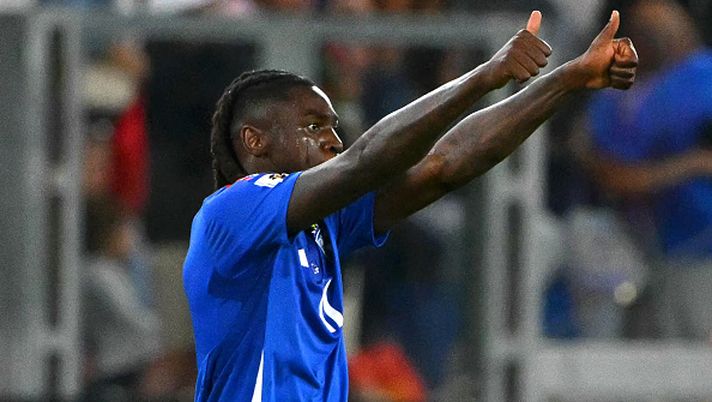 L'attaccante italiano numero 11 Moise Kean esulta dopo aver segnato il primo gol dell'Italia durante la partita di calcio del Gruppo I di qualificazione alla Coppa del Mondo FIFA 2026 tra Italia ed Estonia allo Stadio di Bergamo, a Bergamo, il 5 settembre 2025. (Foto di Andreas SOLARO / AFP) (Foto di ANDREAS SOLARO/AFP tramite Getty Images) Fiorentina, Pioli sulle condizioni di Kean: “Speriamo di averlo con il Milan. Domani allenamento decisivo” - immagine 1