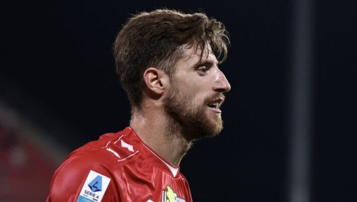 MONZA, ITALY - AUGUST 24: Georgios Kyriakopoulos of AC Monza looks on during the Serie match between Monza and Genoa at U-Power Stadium on August 24, 2024 in Monza, Italy. (Photo by Francesco Scaccianoce/Getty Images) Kyiriakopoulos dice addio al Monza e lascia anche il fanta: ecco dove giocherà all’estero - immagine 1