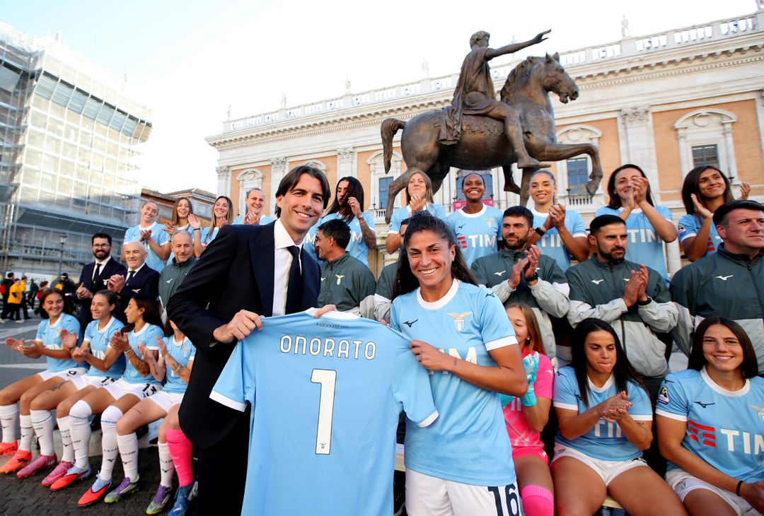 WOMEN | Lazio, foto di squadra al Campidoglio: c’è anche Onorato – GALLERY- immagine 1