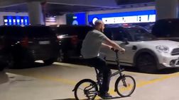 VIDEO / Inter, dopo il Bayern Dimarco torna a casa in bicicletta: le immagini