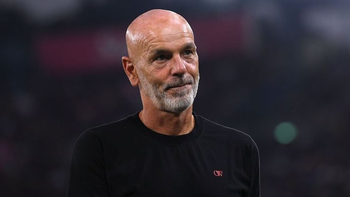 BOLOGNA, ITALY - AUGUST 21: Stefano Pioli head coach of AC Milan looks on during the Serie A TIM match between Bologna FC and AC Milan at Stadio Renato Dall'Ara on August 21, 2023 in Bologna, Italy. (Photo by Alessandro Sabattini/Getty Images) Il Milan ufficializza la separazione con Pioli, il comunicato - immagine 1