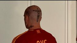 Gemitaiz, concerto con la maglia della Roma sul palco. Poi scherza sui social