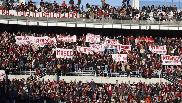 Torino FC fans choreography during the Italian Serie.A, 2024/25 season, football match between Torino FC and SSC Napoli on 01 December 2024 at Stadio Olimpico Grande Torino, Turin Italy. Photo Nderim Kaceli Torino-Napoli 0-1: 25 mila spettatori, è invasione azzurra in distinti e tribune - immagine 1