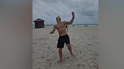VIDEO / Ibra in gran forma, rovesciata da urlo in spiaggia