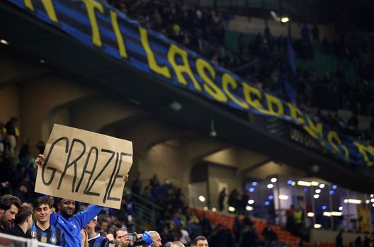 Un tifoso dell'FC Internazionale mostra un cartello con la scritta 'GRAZIE' dopo la vittoria della sua squadra per 4-3 nella semifinale di ritorno della UEFA Champions League 2024/25 tra FC Internazionale Milano e FC Barcellona allo stadio Giuseppe Meazza il 6 maggio 2025 a Milano, Italia. (Foto di Carl Recine/Getty Images) Inter-Barcellona, Adani: “Materazzi aveva lasciato San Siro dopo il 3 a 2”- immagine 4