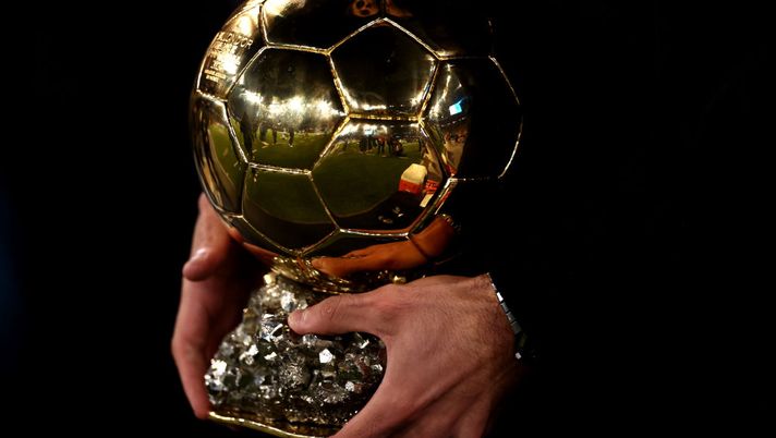 MANCHESTER, ENGLAND - NOVEMBER 23: Rodri of Manchester City holds his ballon d'or award prior to the Premier League match between Manchester City FC and Tottenham Hotspur FC at Etihad Stadium on November 23, 2024 in Manchester, England. (Photo by Naomi Baker/Getty Images) Pallone d'Oro