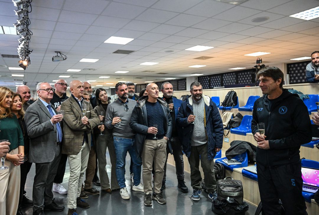 GALLERY Conte e Oriali, brindisi con i giornalisti dopo la conferenza pre Genoa - immagine 6