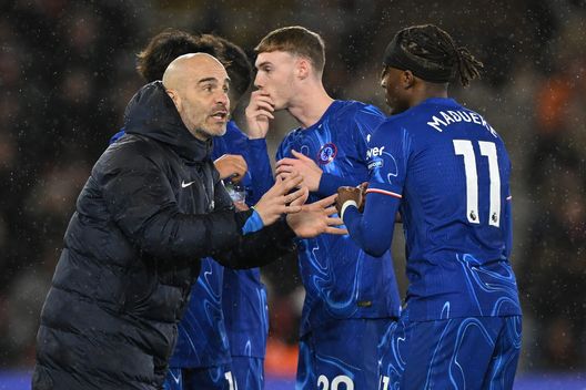 SOUTHAMPTON, ENGLAND - DECEMBER 04: Chelsea manager Enzo Maresca talks with Noni Madueke during the Premier League match between Southampton FC and Chelsea FC at St Mary's Stadium on December 04, 2024 in Southampton, England. (Photo by Mike Hewitt/Getty Images) Chelsea, enzo maresca
