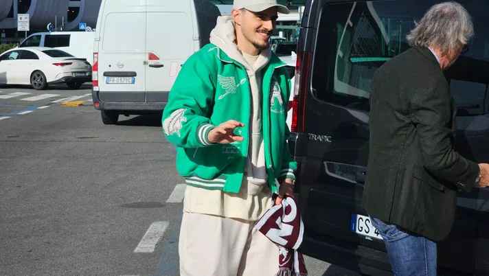 Eljif Elmas all'arrivo a Milano Malpensa (foto Davide Bonsignore)