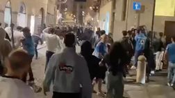 VIDEO / Napoli, la festa scudetto a Parma finisce in rissa: cinghiate, calci e pugni tra tifosi