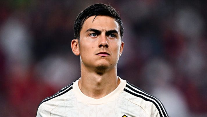 GENOA, ITALY - SEPTEMBER 28: Paulo Dybala of Roma looks on prior to kick-off in the Serie A TIM match between Genoa CFC and AS Roma at Stadio Luigi Ferraris on September 28, 2023 in Genoa, Italy. (Photo by Simone Arveda/Getty Images) CorSport: “Dybala ha una clausola da 12 milioni di euro, cosa filtra sul suo futuro” - immagine 1