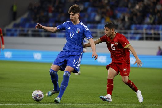 BACKA TOPOLA, SERBIA - MARCH 24: Cesare Casadei of Italy in action against Filip Vasiljevic of Serbia during the International Friendly match between Serbia U21 and Italy U21 at stadium TSC Arena on March 24, 2023 in Backa Topola, Serbia. (Photo by Srdjan Stevanovic/Getty Images) Il Chelsea apre al prestito di un gioiello italiano: la Fiorentina c’è- immagine 2