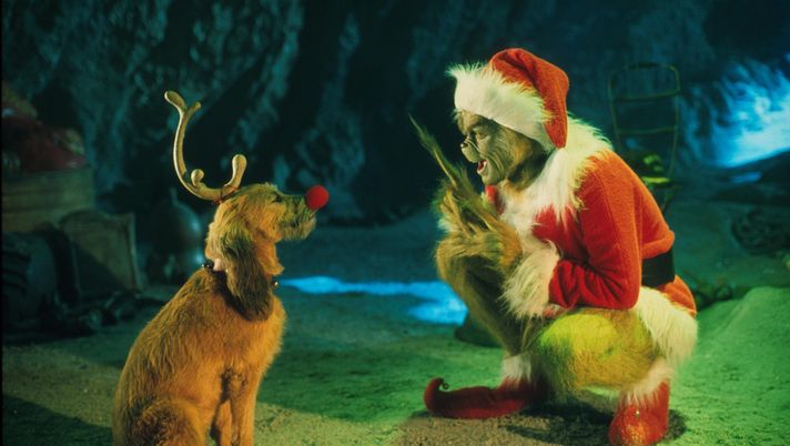 381271 02: The Grinch, Played By Jim Carrey, Conspires With His Dog Max To Deprive The Who's Of Their Favorite Holiday In The Live-Action Adaptation Of The Famous Christmas Tale, 'Dr. Seuss' How The Grinch Stole Christmas,' Directed By Ron Howard. (Photo By Getty Images) Dal ‘Grinch’ a ‘Vacanze di Natale’, i film per le feste più amati in Italia- immagine 1