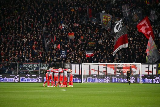 CREMONA, ITALY - MARCH 16: I giocatori dell'US Cremonese si riuniscono prima della partita di Serie A tra US Cremonese e ACF Fiorentina allo Stadio Giovanni Zini il 16 marzo 2026 a Cremona, Italia. (Photo by Marco M. Mantovani/Getty Images)