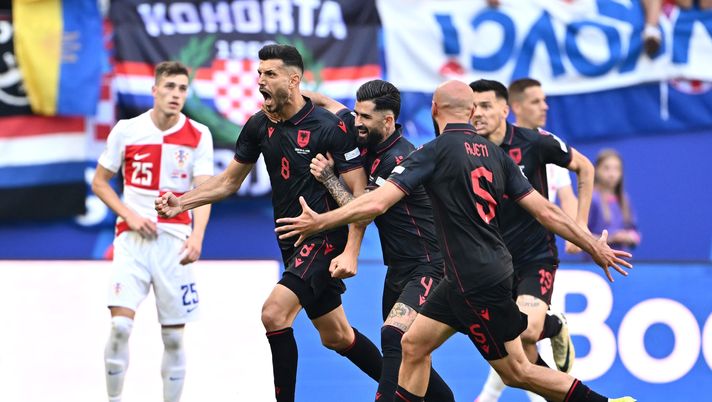 Caotico spettacolo ad Amburgo, succede tutto alla fine: il finale di Croazia-Albania - immagine 1
