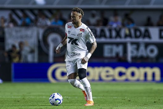 Neymar, capitano del Santos. (Foto di Ricardo Moreira/Getty Images) Neymar e un finale di stagione da O’Rey, tripletta e Santos quasi salvato- immagine 2