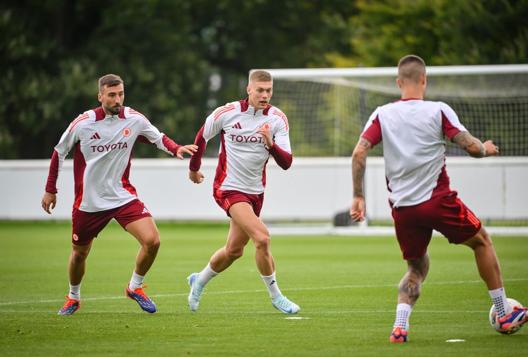 Roma, primo allenamento in Inghilterra per Dovbyk – FOTO GALLERY - immagine 15