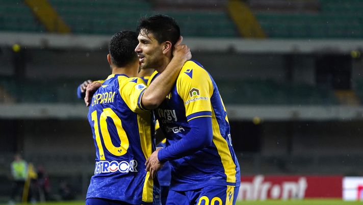 VERONA, ITALY - APRIL 23: Gianluca Caprari of Hellas Verona celebrates his first goal with his teammate Giovanni Simeone during the Serie A match between Hellas Verona and UC Sampdoria at Stadio Marcantonio Bentegodi on April 23, 2022 in Verona, Italy. (Photo by Pier Marco Tacca/Getty Images)