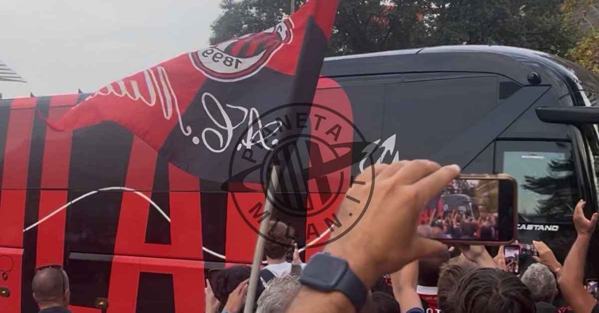 VIDEO, Milan Cremonese: pullman rossonero arrivato a San Siro | PM News VIDEO, Milan Cremonese: pullman rossonero arrivato a San Siro | PM News