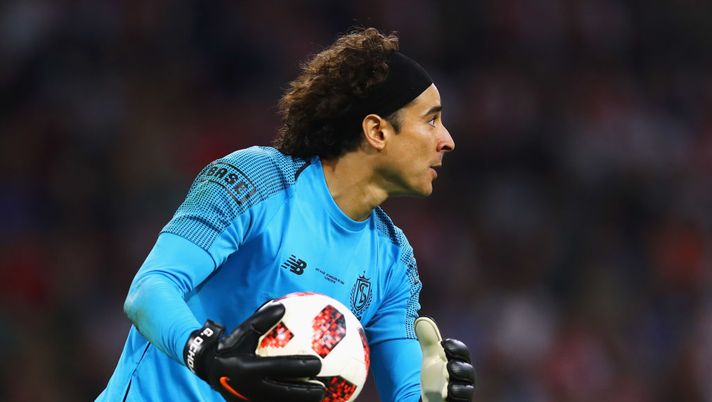 AMSTERDAM, NETHERLANDS - AUGUST 14: Guillermo Ochoa of Standard de Liege in action during the UEFA Champions League third round qualifying match between Ajax and Royal Standard de Liege at Johan Cruyff Arena on August 14, 2018 in Amsterdam, Netherlands. (Photo by Dean Mouhtaropoulos/Getty Images) ESCL. Ochoa scappa di nascosto prima della firma con il Burgos. L’agente: “Il club ci ha mancato di rispetto” - immagine 1