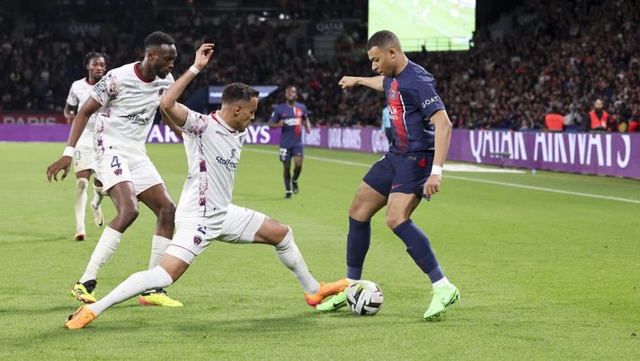 PARIS, FRANCE - APRIL 06: Kylian Mbappe #7 of Paris Saint-Germain controls the ball against Mehdi Zeffane #2 of Clermont Foot 63 during the Ligue 1 Uber Eats match between Paris Saint-Germain and Clermont Foot 63 at Parc des Princes on April 6, 2024 in Paris, France.(Photo by Catherine Steenkeste/Getty Images for Qatar Airways) Ligue 1, tutti i verdetti. Brest in Champions, capolavoro Lione: da ultimo a sesto! - immagine 1
