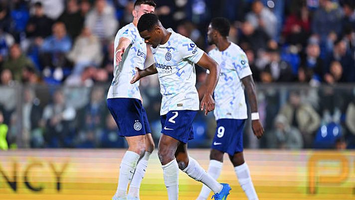 COMO, ITALY - APRIL 12: Denzel Dumfries of FC Internazionale celebrates after scoring the goal during the Serie A match between Como 1907 and FC Internazionale at Giuseppe Sinigaglia Stadium on April 12, 2026 in Como, Italy. (Photo by Mattia Pistoia - Inter/Inter via Getty Images) Serie A, l’Inter vince a Como e allunga sul Napoli: la classifica aggiornata - immagine 1
