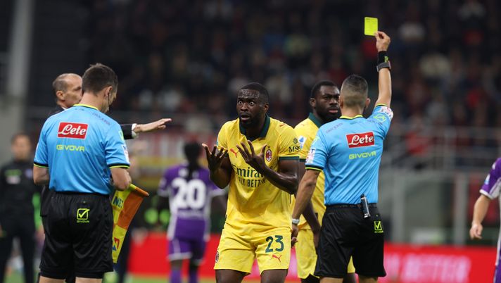 MILAN, ITALY - OCTOBER 19: Fikayo Tomori of AC Milan reacts during the Serie A match between AC Milan and ACF Fiorentina at Giuseppe Meazza Stadium on October 19, 2025 in Milan, Italy. (Photo by Claudio Villa/AC Milan via Getty Images) CorSport: “Rocchi infuriato, il rigore di Parisi su Gimenez non c’è!” - immagine 1