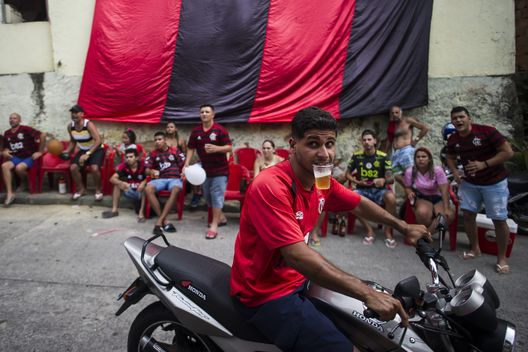 RIO DE JANEIRO, BRASILE - 21 DICEMBRE: Un tifoso del Flamengo passa con la sua motocicletta mentre assiste alla partita tra Flamengo e Liverpool, valida per la finale della Coppa del Mondo per Club FIFA Qatar 2019, a Morro da Coroa, il 21 dicembre 2019 a Rio de Janeiro, Brasile. (Foto di Bruna Prado/Getty Images) Flamengo – Chelsea: coreografie, cori e tifosi. Due mondi, una fede- immagine 6