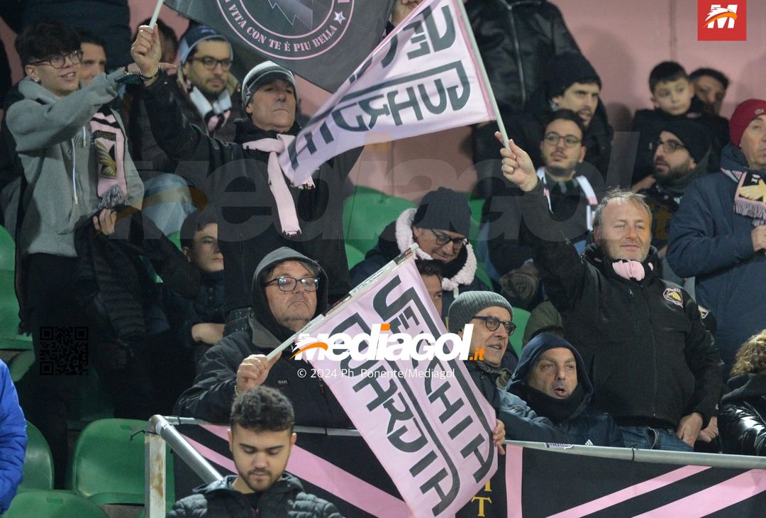 FOTOTIFO Palermo-Bari 3-0, gli scatti ai tifosi al “Renzo Barbera” (GALLERY) - immagine 41