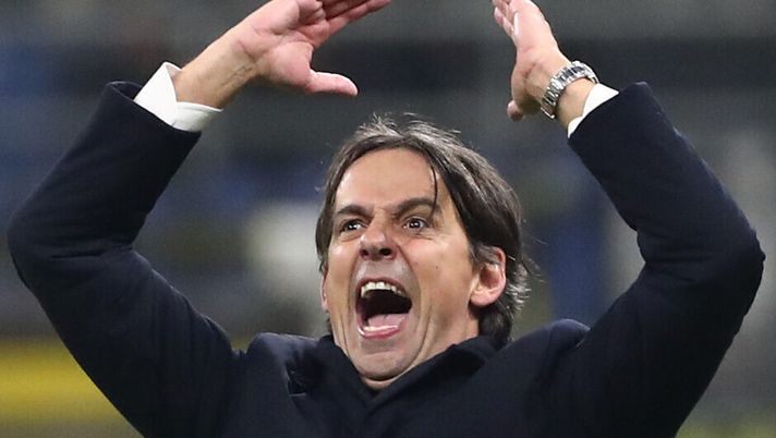 MILAN, ITALY - FEBRUARY 10: Inter coach Simone Inzaghi shouts encouragement from the touchline during the Serie A match between FC Internazionale and Fiorentina at Stadio Giuseppe Meazza on February 10, 2025 in Milan, Italy. (Photo by Marco Luzzani/Getty Images) Inchiesta ultras, in casa Inter due patteggiano: arrivata la squalifica - immagine 1
