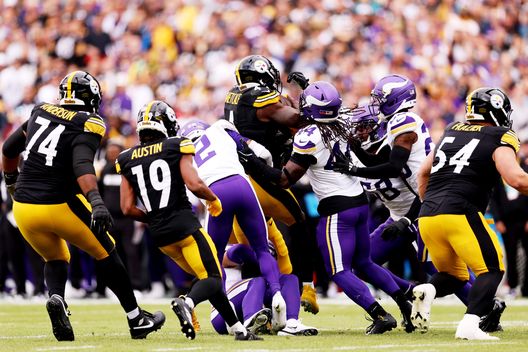 DUBLINO, IRLANDA – 28 settembre: #4 DK Metcalf dei Pittsburgh Steelers viene placcato durante la partita NFL 2025 tra Minnesota Vikings e Pittsburgh Steelers, disputata al Croke Park il 28 settembre 2025 a Dublino, Irlanda.(Foto di Jack Thomas/Getty Images) NFL, Steelers-Dolphins in diretta streaming gratis: dove vedere la partita- immagine 2