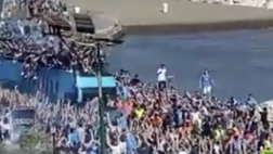 Continuano i festeggiamenti sul Lungomare, pullman circondato dai tifosi azzurri