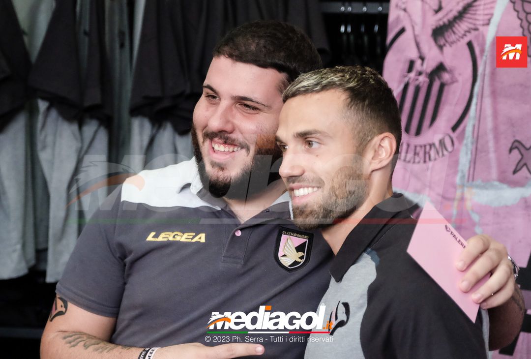FOTO PALERMO: Federico Di Francesco scatta selfie con i tifosi allo store (GALLERY) - immagine 31