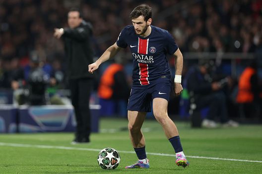Khvicha Kvaratskhelia con la maglia del PSG (Foto di Michael Steele/Getty Images) Prima la Champions, ora il Mondiale per club: il PSG rincorre la stagione perfetta- immagine 2