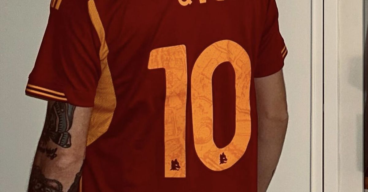 Gemitaiz E Lannuncio Speciale Il Lancio Del Nuovo Album Con La Maglia Della Roma Forzaroma