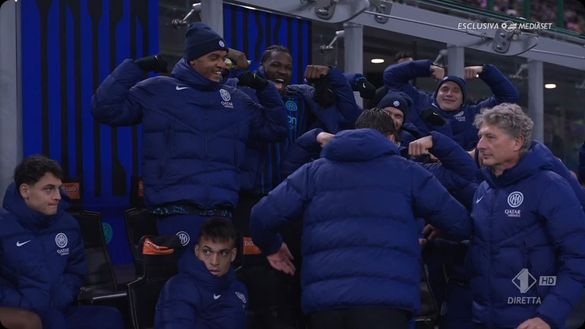 Inter-Venezia, esce Pio Esposito e la panchina dell’Inter lo accoglie così: risate e muscoli- immagine 2