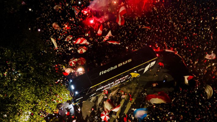 LA PLATA, ARGENTINA - SEPTEMBER 25: Aerial view as the bus of Estudiantes is welcomed outside the stadium by fans with flaresprior to the Copa CONMEBOL Libertadores 2025 Quarter-final Second leg match between at Jorge Luis Hirschi Stadium on September 25, 2025 in La Plata, Argentina. (Photo by Marcelo Endelli/Getty Images) Paura a La Plata: il pullman del Flamengo colpito dalle pietre prima della Libertadores - immagine 1