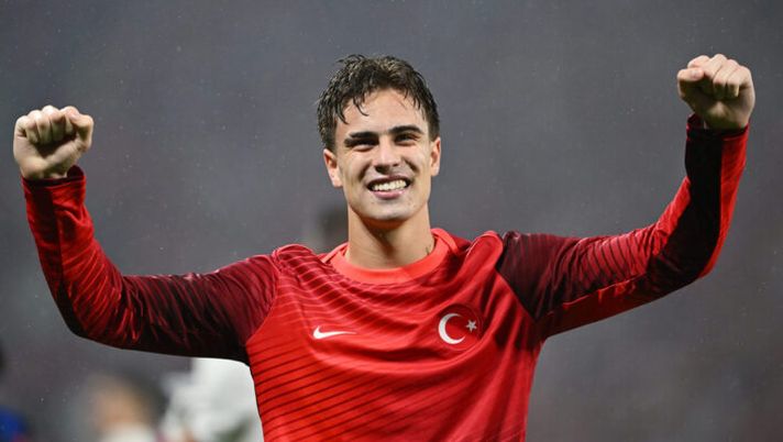 LEIPZIG, GERMANY - JULY 02: Kenan Yildiz of Turkiye celebrates victory after Turkiye defeat Austria during the UEFA EURO 2024 round of 16 match between Austria and Turkiye at Football Stadium Leipzig on July 02, 2024 in Leipzig, Germany. (Photo by Dan Mullan/Getty Images) Chiellini: “Yildiz talento speciale, deve rinnovare per cinque anni con la Juve” - immagine 1