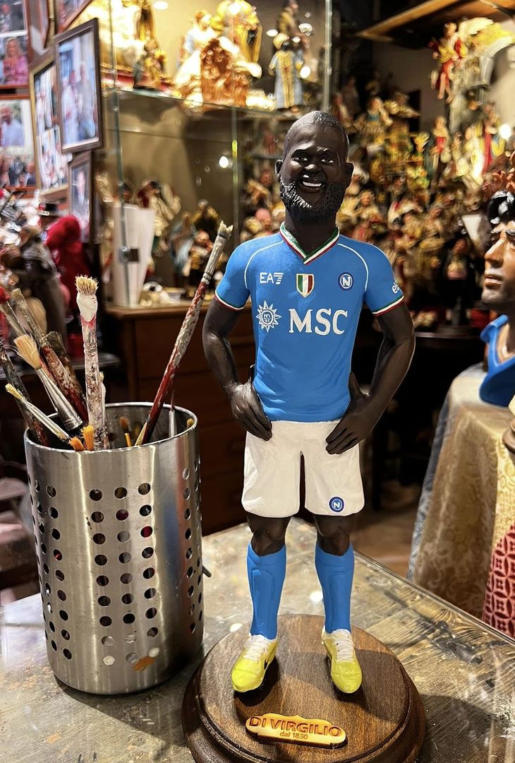 apoli ti aspetta': così l'artigiano Genny Di Virgilio espone oggi, nella sua bottega di via San Gregorio Armeno, la statuina in terracotta di Lukaku,