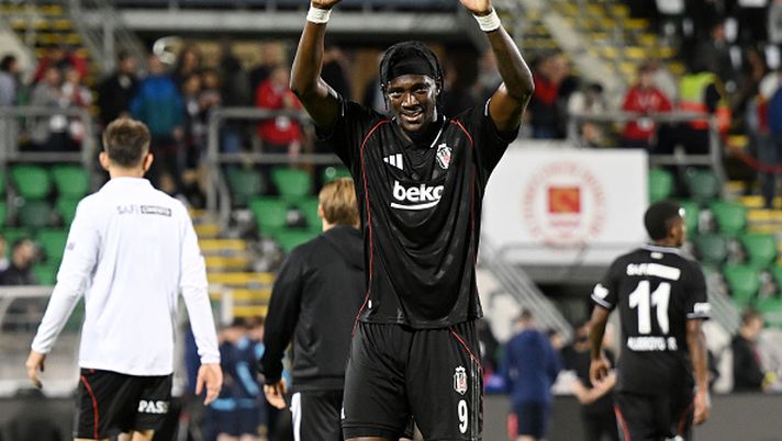 TALLAGHT, IRELAND - AUGUST 07: Tammy Abraham of Besiktas acknowledges the fans a full-time after scoring a hat-trick during the team's victory in the UEFA Conference Third Qualifying Round Second Leg match between St Patrick's and Besiktas at Tallaght Stadium on August 07, 2025 in Tallaght, Ireland. (Photo by Charles McQuillan/Getty Images) Abraham Besiktas