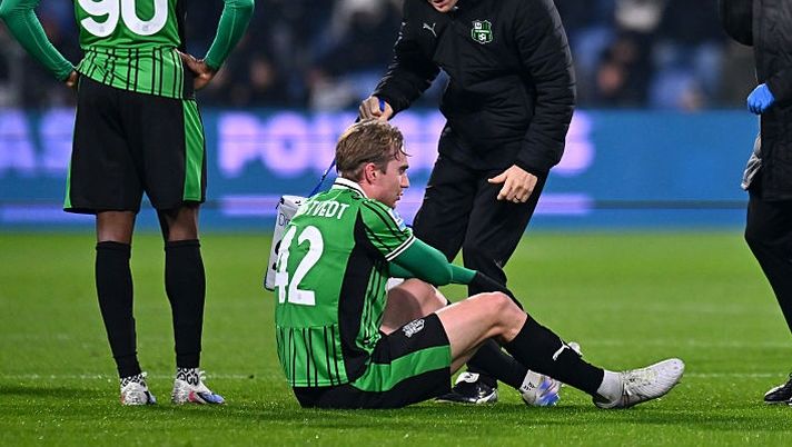SASSUOLO, ITALY - JANUARY 06: Kristian Thorstvedt of US Sassuolo Calcio receives medical treatment during the Serie A match between US Sassuolo Calcio and Juventus FC at Mapei Stadium Citta del Tricolore on January 06, 2026 in Sassuolo, Italy. (Photo by Alessandro Sabattini/Getty Images) FLASH – Sassuolo, ecco l’esito degli esami per Thorstvedt: cosa filtra sui tempi di recupero - immagine 1