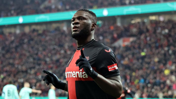 LEVERKUSEN, GERMANY - DECEMBER 06: Victor Boniface of Bayer Leverkusen celebrates after scoring the team's first goal during the DFB cup round of 16 match between Bayer 04 Leverkusen and SC Paderborn 07 at BayArena on December 06, 2023 in Leverkusen, Germany. (Photo by Christof Koepsel/Getty Images) Caos Boniface tra la formula del prestito, le visite mediche slittate: tutto quello che c’è da sapere - immagine 1