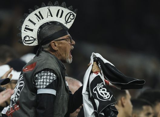 SAN PAOLO, BRASILE - 1 GIUGNO: Tifosi del Corinthians durante una partita tra Corinthians e Botafogo, valida per la Serie A Brasileirao 2024, alla Neo Quimica Arena, il 1 giugno 2024 a San Paolo, Brasile. (Foto di Alexandre Schneider/Getty Images) Corinthians Palmeiras