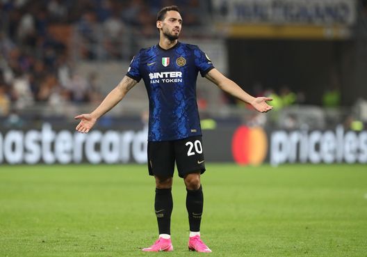 MILAN, ITALY - SEPTEMBER 15: Hakan Calhanoglu of FC Internazionale reacts during the UEFA Champions League group D match between Inter and Real Madrid at Giuseppe Meazza Stadium on September 15, 2021 in Milan, Italy. (Photo by Marco Luzzani/Getty Images) L’Inter aspetta Calhanoglu, serve cautela. Verrà monitorato per Firenze- immagine 2