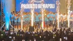 Presentazione Napoli, Di Lorenzo e compagni alzano il trofeo dello scudetto IL VIDEO