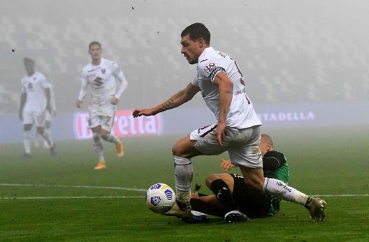 REGGIO NELL'EMILIA, ITALY - OCTOBER 23: Andrea Belotti of Torino FC in action during the Serie A match between US Sassuolo and Torino FC at Mapei Stadium - Città del Tricolore on October 23, 2020 in Reggio nell'Emilia, Italy. (Photo by Alessandro Sabattini/Getty Images) Torino, chi subisce più falli in Serie A? Belotti guida la classifica. E non è la prima volta- immagine 4