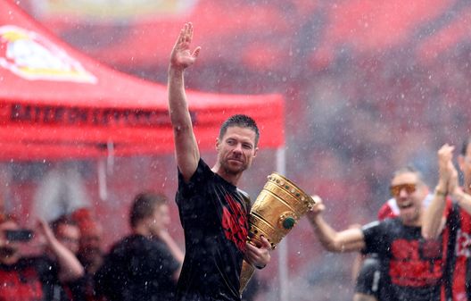 Alonso con il Dfb-Pokal. (Foto di Dean Mouhtaropoulos/Getty Images) Ufficiale, Xabi Alonso lascerà il Bayer Leverkusen a fine stagione- immagine 3