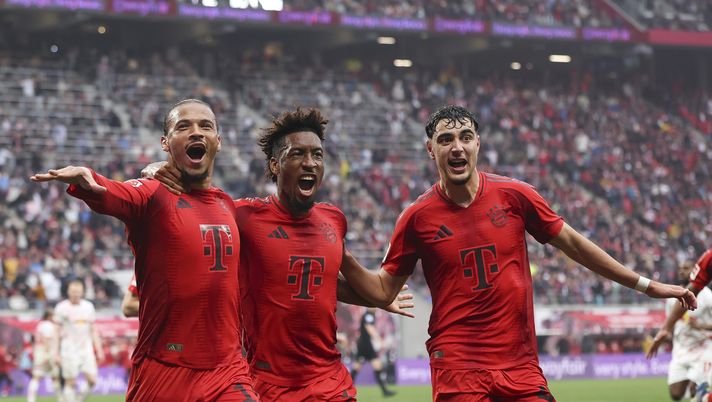 LEIPZIG, GERMANY - MAY 03: Leroy Sane of Bayern Munich celebrates scoring his team's third goal with teammates Kingsley Coman and Aleksandar Pavlovic during the Bundesliga match between RB Leipzig and FC Bayern München at Red Bull Arena on May 03, 2025 in Leipzig, Germany. (Photo by Maja Hitij/Getty Images) Bayern Monaco-Auckland, sfida senza storia? Il pronostico di DDD - immagine 1