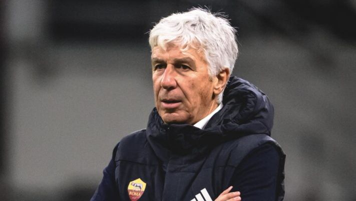 MILAN, ITALY - NOVEMBER 02: AS Roma coach Gian Piero Gasperini during the Serie A match between AC Milan and AS Roma at Giuseppe Meazza Stadium on November 02, 2025 in Milan, Italy. (Photo by Fabio Rossi/AS Roma via Getty Images) Roma, continua la ricerca di un attaccante. Ecco il nome in pole per Gasperini e il club - immagine 1
