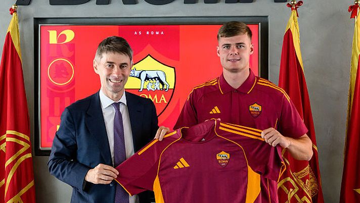 ROME, ITALY - JULY 23: AS Roma new signing Evan Ferguson, with the Sports director Frederic Massara, poses with his new jersey at Centro Sportivo Fulvio Bernardini on July 23, 2025 in Rome, Italy. (Photo by Fabio Rossi/AS Roma via Getty Images) UFFICIALE – Evan Ferguson è un nuovo calciatore della Roma: il comunicato del club - immagine 1